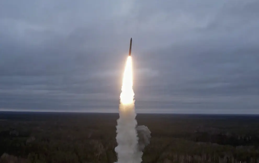 Plesetsk (Russian Federation), 26/10/2022.- A handout still image taken from a handout video provided by the Russian Defence ministry press-service shows 'Yars' intercontinental ballistic missile launches at Plesetsk Cosmodrome to Kura Test Range during training to test the Russian strategic deterrence forces in Plesetsk, Russia, 26 October 2022. The Russian military held a training session during which they practiced a massive nuclear strike in response to an enemy nuclear attack. Valery Gerasimov, Chief of the General Staff of the Armed Forces of the Russian Federation, said that the Yars missile system of the Strategic Missile Forces, the strategic missile submarine of the Northern Fleet Tula, and two Tu-95MS missile carriers were involved in the training. (Atentado, Rusia, Roma) EFE/EPA/RUSSIAN DEFENCE MINISTRY PRESS SERVICE / HANDOUT HANDOUT EDITORIAL USE ONLY/NO SALES
 RUSSIA DEFENCE