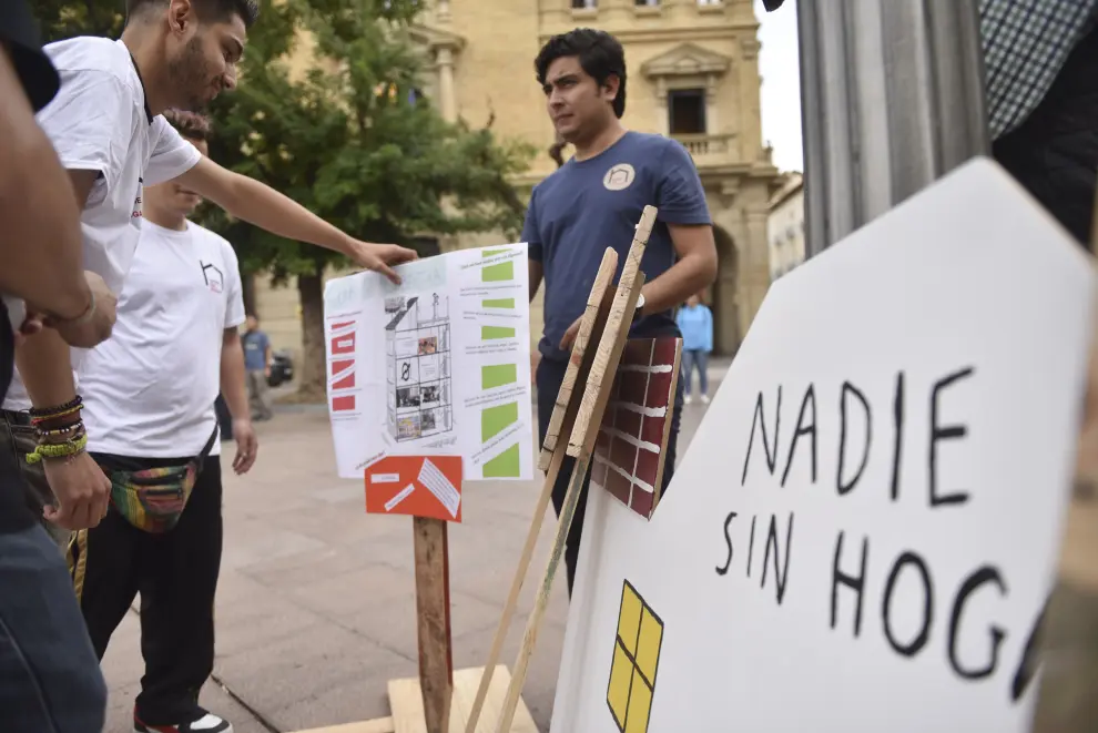 Decenas de personas denuncian en Huesca la desprotección social de quienes no tienen un hogar.