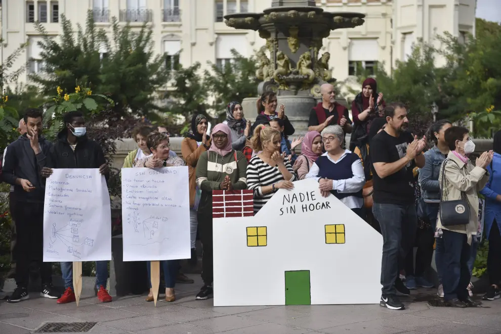 Decenas de personas denuncian en Huesca la desprotección social de quienes no tienen un hogar.