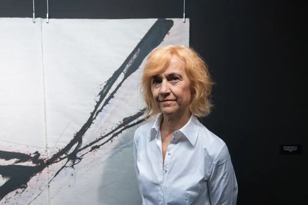 La pintora zaragozana Asun Valet en su exposición 'Marca de agua' del Torreón Fortea de Zaragoza