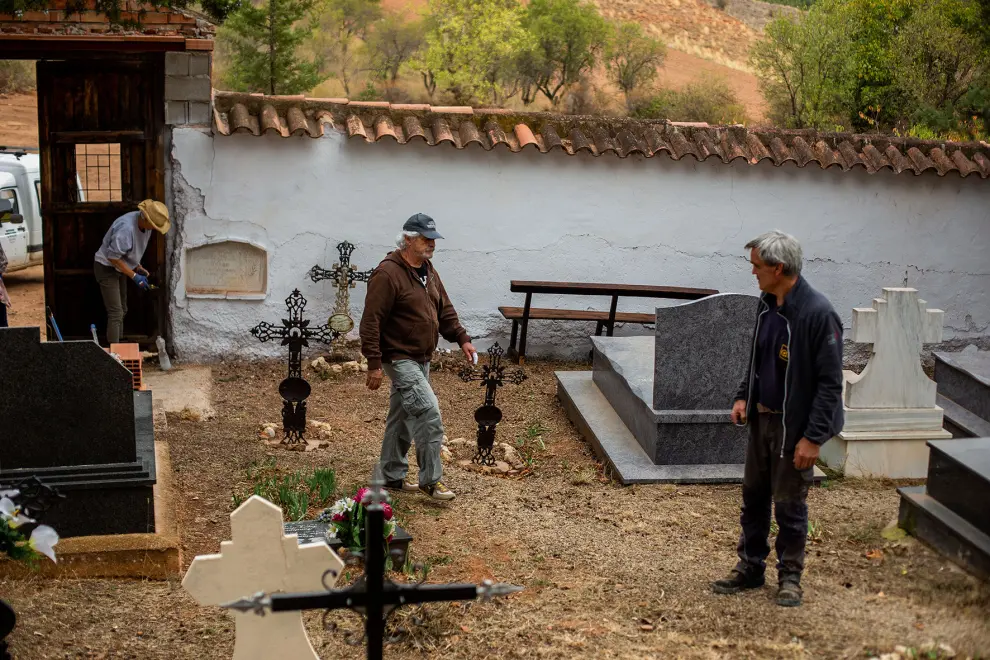 Recuperación y mantenimiento de forma altruista del cementerio de Anento por un grupo de vecinos y su alcalde