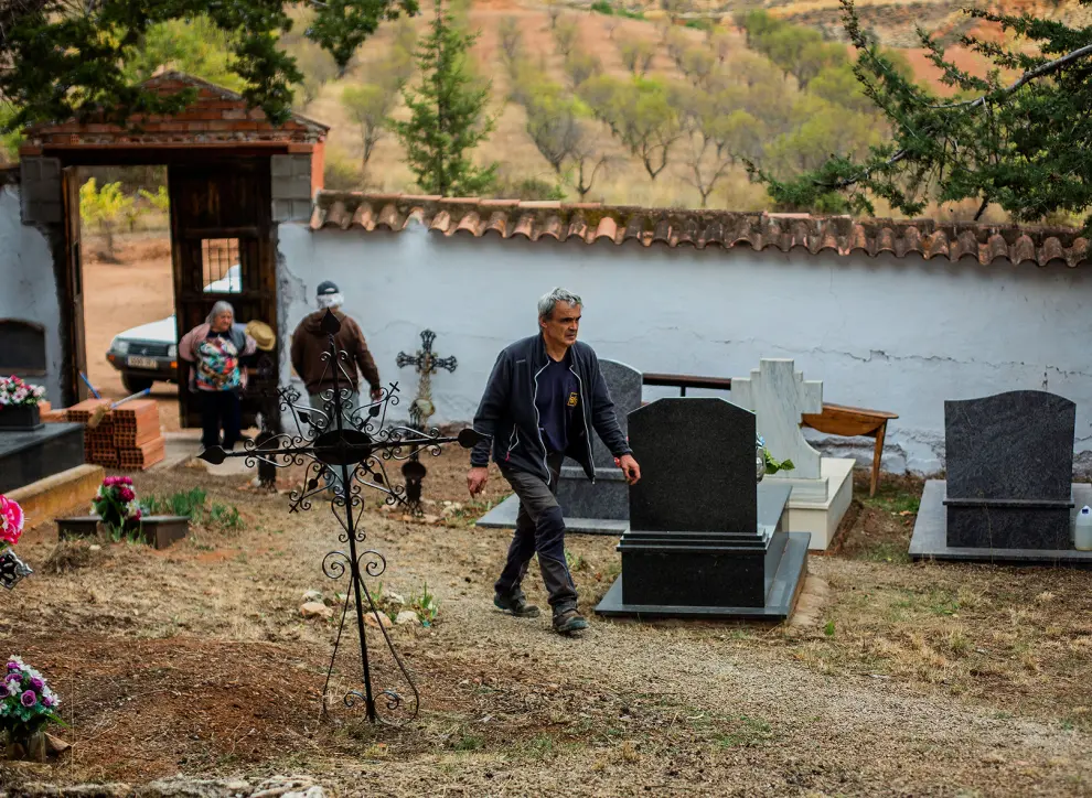 Recuperación y mantenimiento de forma altruista del cementerio de Anento por un grupo de vecinos y su alcalde
