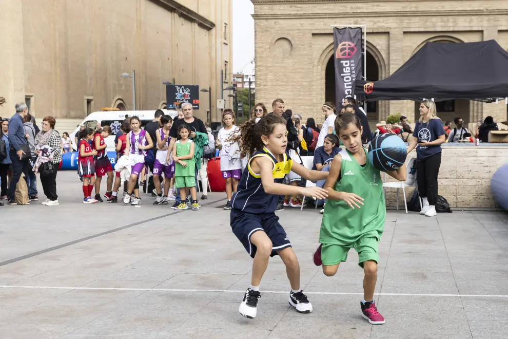 400 niños juegan a baloncesto en la plaza del Pilar, en el 3x3 de Caixabank.