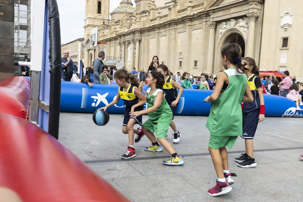 400 niños juegan a baloncesto en la plaza del Pilar, en el 3x3 de Caixabank.