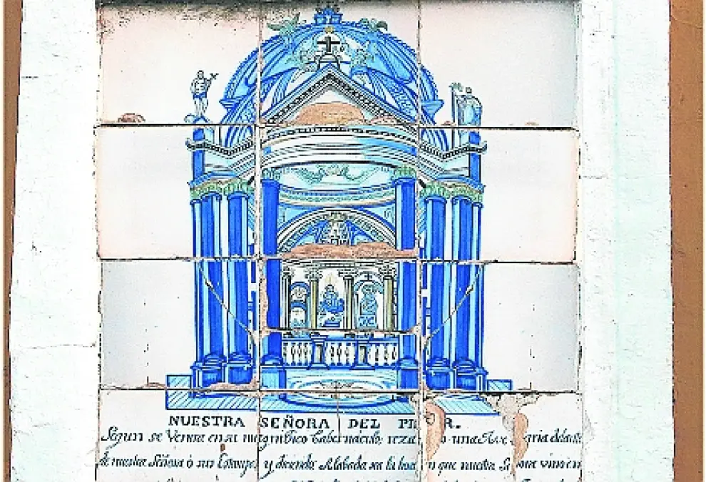 El Pilar en Tortajada. Mural de azulejos con un cuidado dibujo de la Santa Capilla de la Virgen e la básilica del Pilar de Zaragoza.