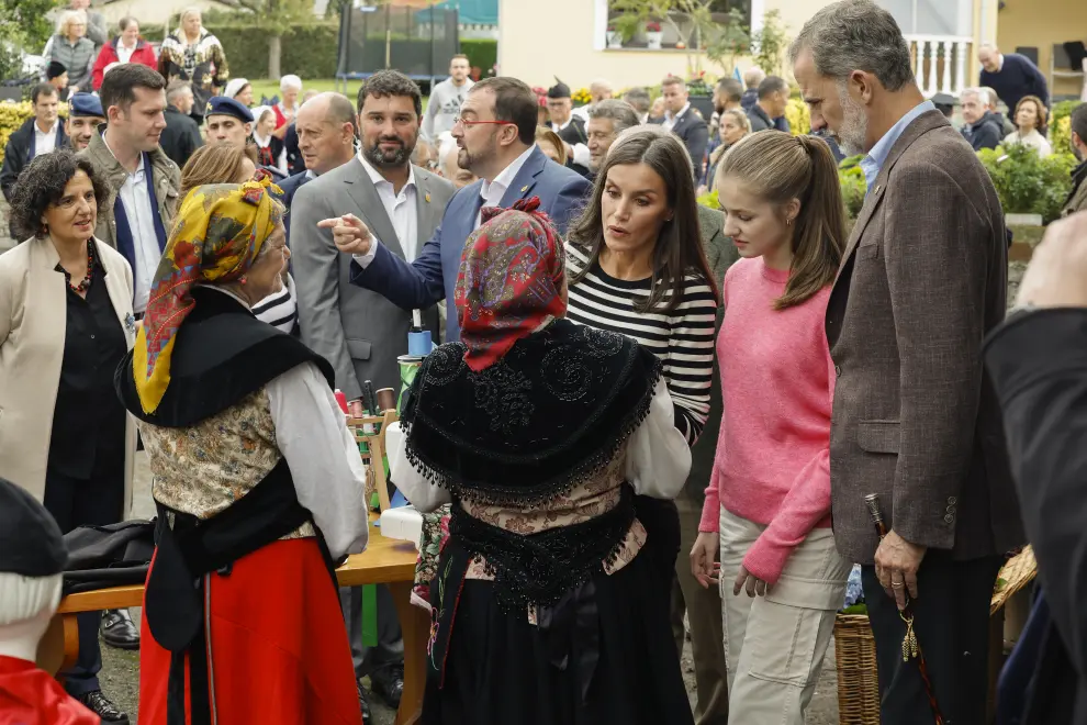 La familia real entrega el premio al pueblo ejemplar de Asturias a la parroquia de Cadavedo