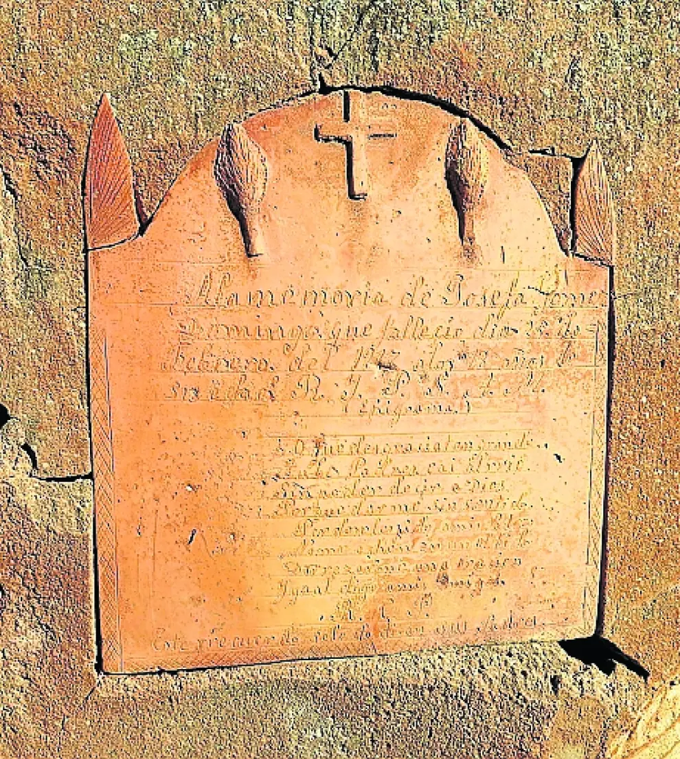 Perdón por morir en Albarracín. En la inscripción, una joven de 18 años fallecida en 1917 pide 'perdón' por su repentina muerte.