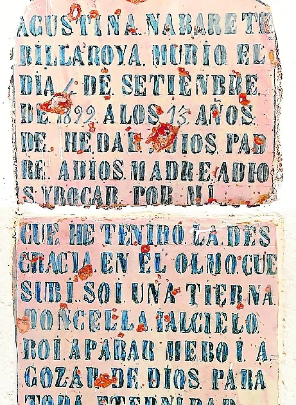 Tumba infantin en San Blas. Pieza dedicada al recuerdo de una 'tierna doncella' de 13 años fallecida en un accidente en 1892.