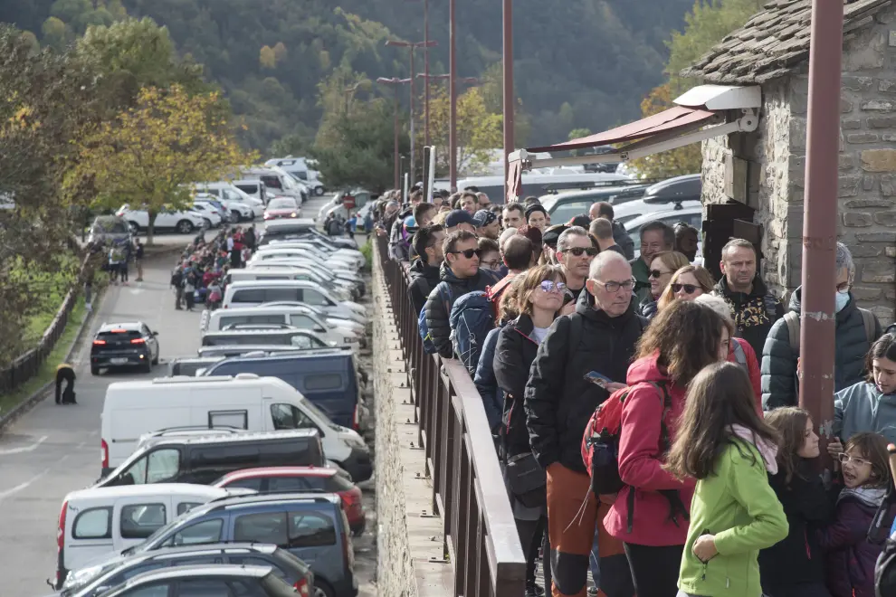 Fotos de visitantes esperando acceder al Valle de Ordesa, desde Torla.
