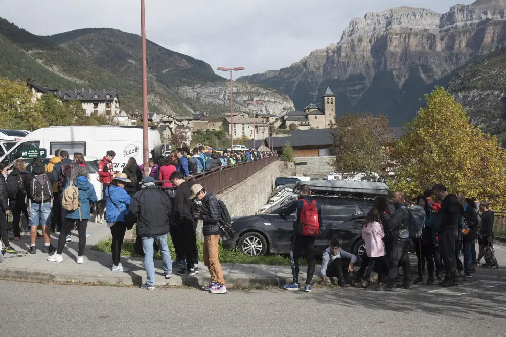 Turistas en Torla para acceder al parque de Ordesa en el puente de Todos Los Santos / 30-10-22[[[FOTOGRAFOS]]]