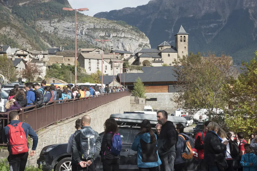 Turistas en Torla para acceder al parque de Ordesa en el puente de Todos Los Santos / 30-10-22[[[FOTOGRAFOS]]]