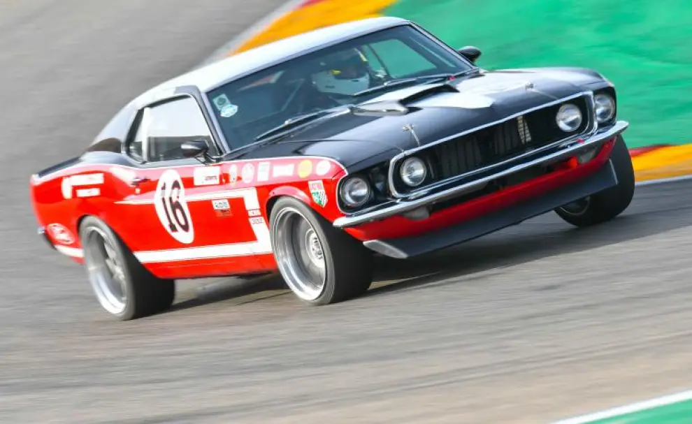 andas de coches en Motorland Classic Festival 2022: Mustang.