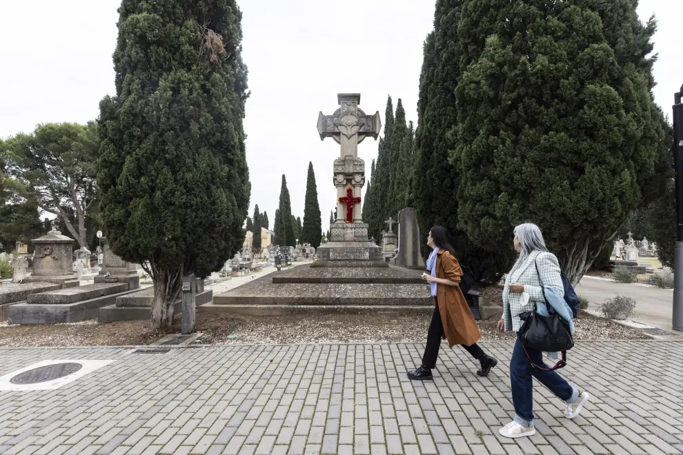 Todos los Santos en Zaragoza: el cementerio de Torrero de Zaragoza recibe a los visitantes
