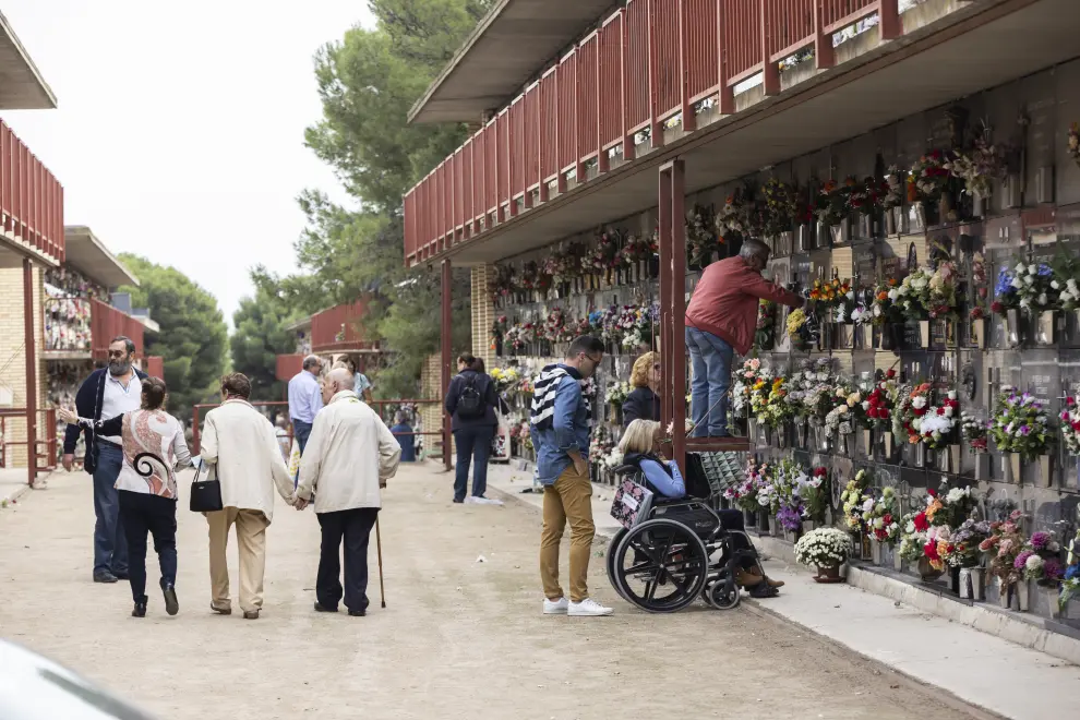 Todos los Santos en Zaragoza: el cementerio de Torrero de Zaragoza recibe a los visitantes
