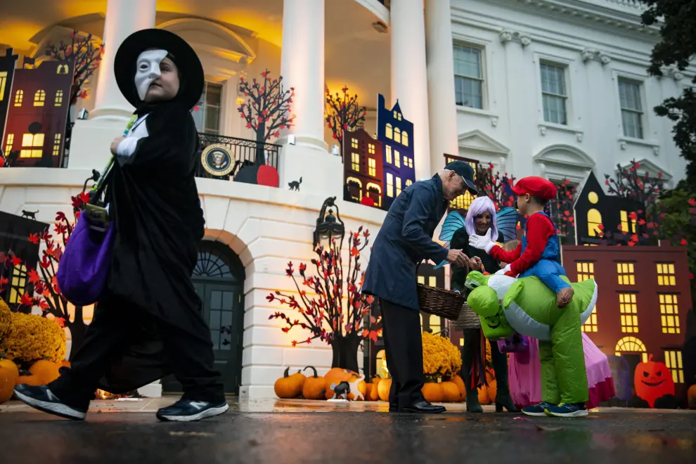 Washington (United States), 31/10/2022.- US President Joe Biden (L) takes a picture with guests during a Halloween event on the South Lawn of the White House in Washington, DC, USA, 31 October 2022. Biden and the First Lady are hosting local children of firefighters, nurses, police officers, and members of the National Guard for trick-or-treating. (Incendio, Estados Unidos) EFE/EPA/Al Drago / POOL
 USA BIDEN HALLOWEEN
