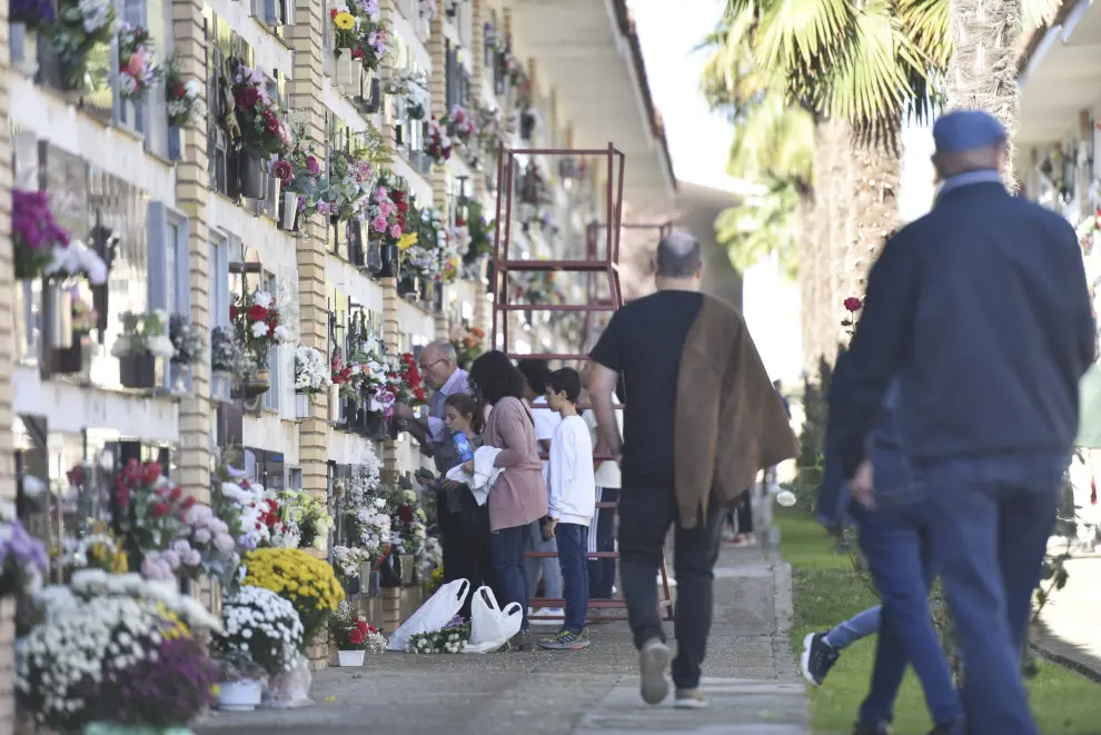Fotos del Día de Todos los Santos en los cementerios de Huesca