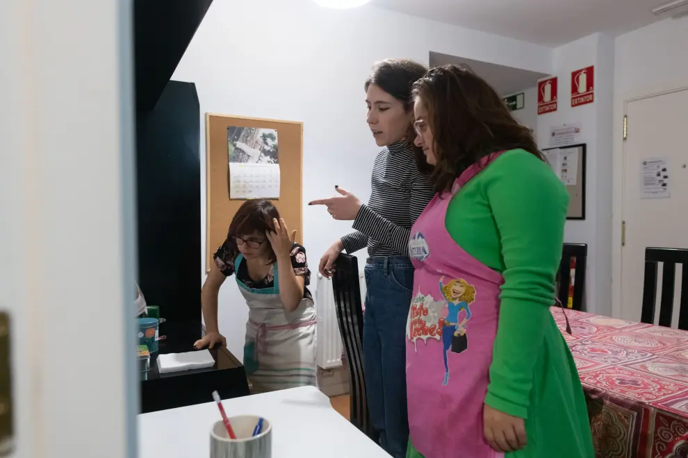María Peña, Natalia Suárez y Ana Aparicio en el salón de la vivienda.