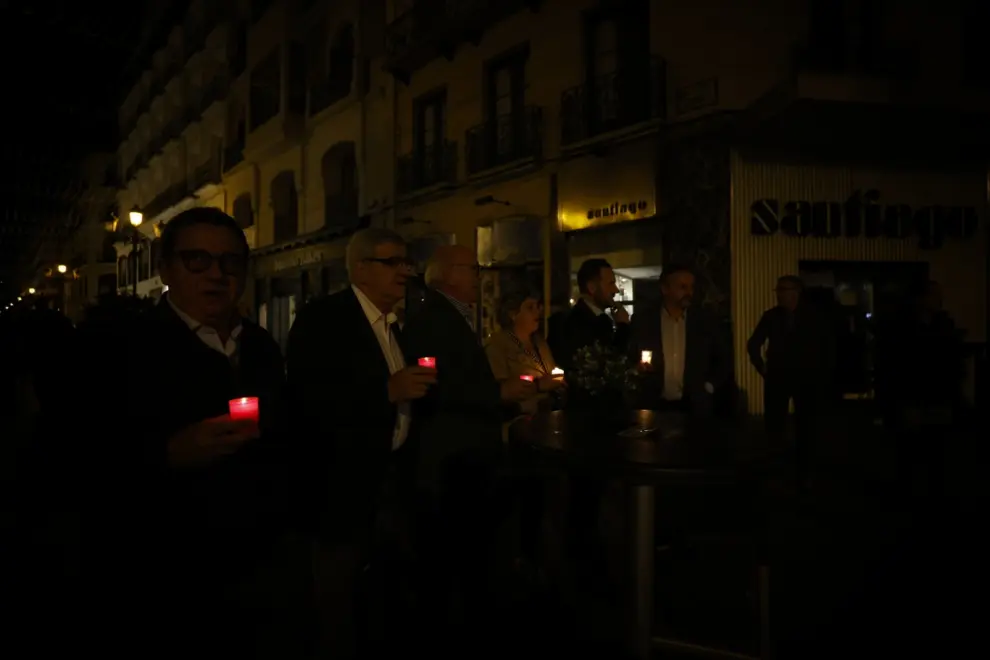 Apagón del sector hostelero en la plaza del Pilar en protesta por el precio de la luz