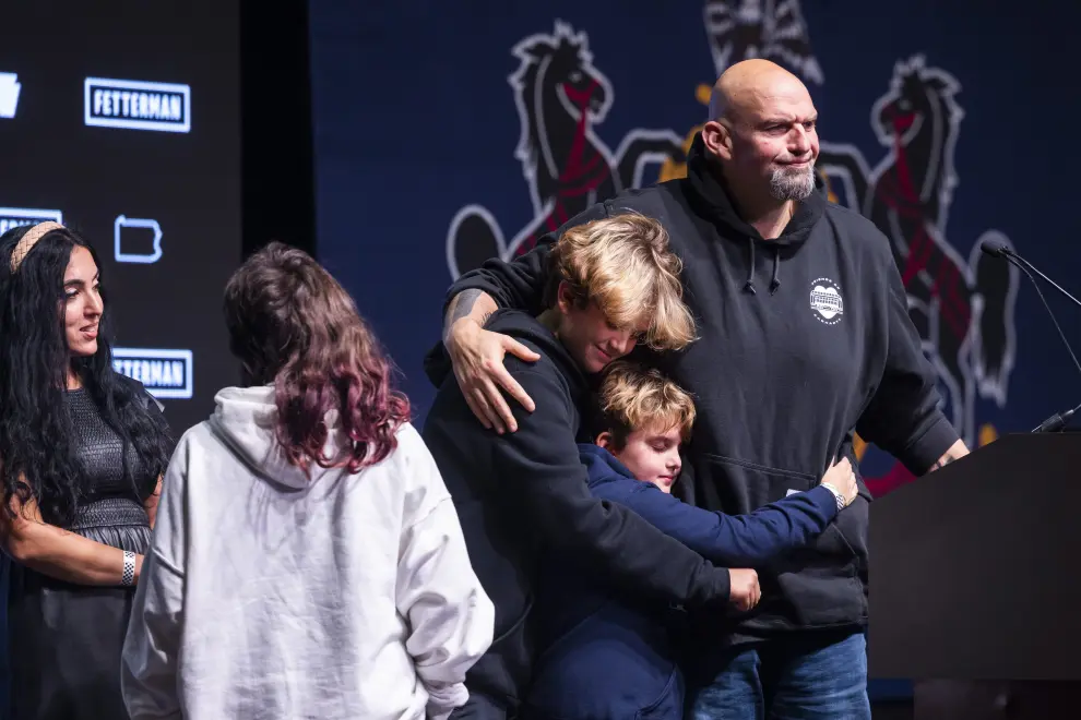 Pittsburgh (United States), 09/11/2022.- Democratic Senate candidate for Pennsylvania John Fetterman celebrates with his family at his election night rally after defeating Republican candidate Mehmet Oz in Pittsburgh, Pennsylvania, USA, 09 November 2022. The US midterm elections are held every four years at the midpoint of each presidential term and this year include elections for all 435 seats in the House of Representatives, 35 of the 100 seats in the Senate and 36 of the 50 state governors as well as numerous other local seats and ballot issues. (Elecciones, Estados Unidos) EFE/EPA/JIM LO SCALZO
 USA MIDTERM ELECTIONS