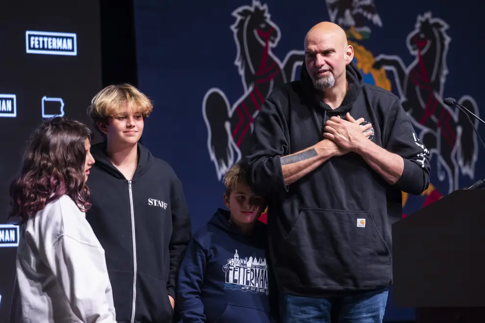 Pittsburgh (United States), 09/11/2022.- Democratic Senate candidate for Pennsylvania John Fetterman celebrates with his family at his election night rally after defeating Republican candidate Mehmet Oz in Pittsburgh, Pennsylvania, USA, 09 November 2022. The US midterm elections are held every four years at the midpoint of each presidential term and this year include elections for all 435 seats in the House of Representatives, 35 of the 100 seats in the Senate and 36 of the 50 state governors as well as numerous other local seats and ballot issues. (Elecciones, Estados Unidos) EFE/EPA/JIM LO SCALZO
 USA MIDTERM ELECTIONS