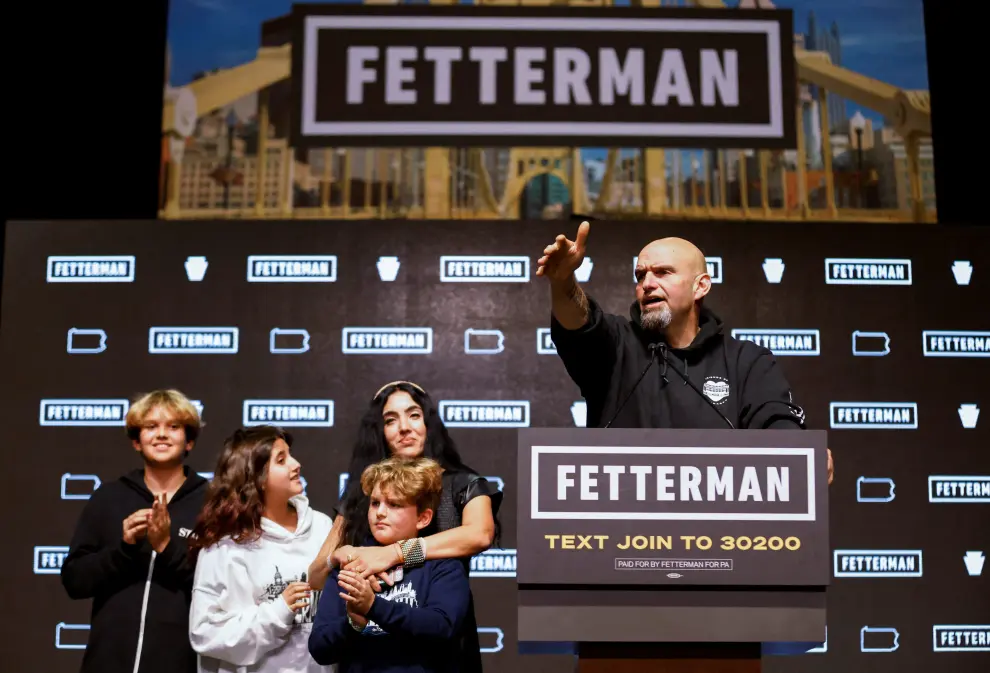 Pennsylvania Lieutenant Governor and U.S. Senate candidate John Fetterman waves to his crowd of supporters as he arrives to speak to them during his 2022 U.S. midterm elections night party in Pittsburgh, Pennsylvania, U.S., November 9, 2022. REUTERS/Quinn Gablicki USA-ELECTION/PENNSYLVANIA-SENATE