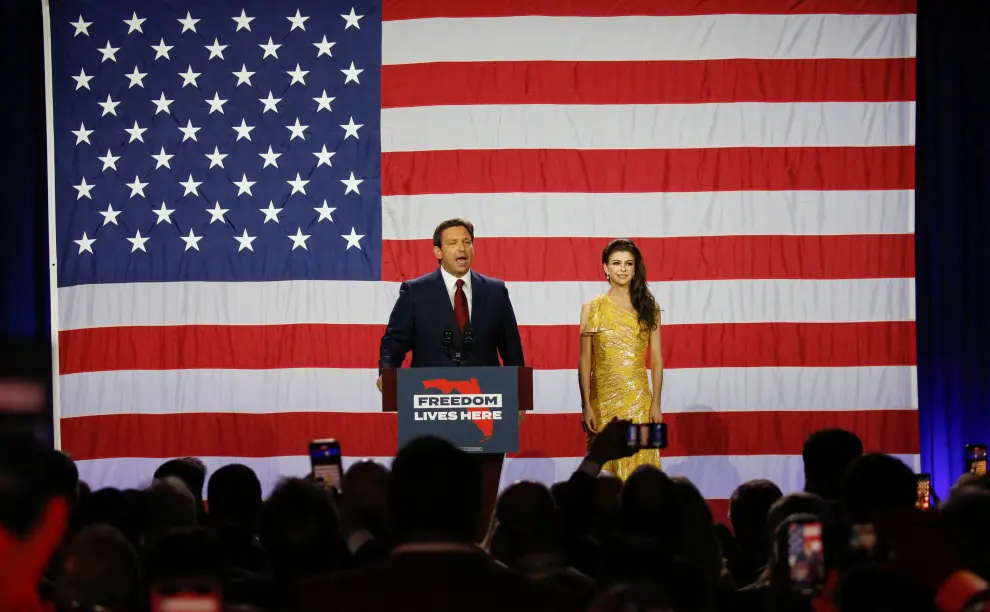 Republican Florida Governor Ron DeSantis celebrates with his wife Casey during his 2022 U.S. midterm elections night party in Tampa, Florida, U.S., November 8, 2022. REUTERS/Marco Bello USA-ELECTION/FLORIDA-GOVERNOR