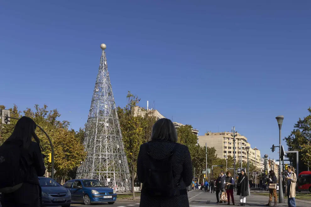 Las luces de Navidad ya cuelgan de buena parte de las calles de la ciudad. Y el gran árbol de la plaza Paraíso está  preparado para ser encendido.
