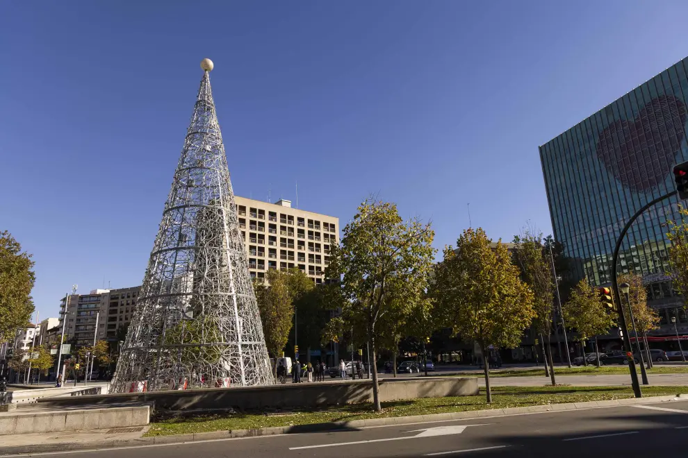 Las luces de Navidad ya cuelgan de buena parte de las calles de la ciudad. Y el gran árbol de la plaza Paraíso está  preparado para ser encendido.