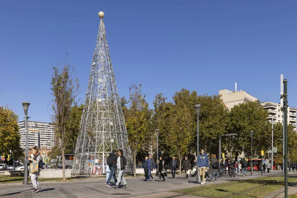 Las luces de Navidad ya cuelgan de buena parte de las calles de la ciudad. Y el gran árbol de la plaza Paraíso está preparado para ser encendido.