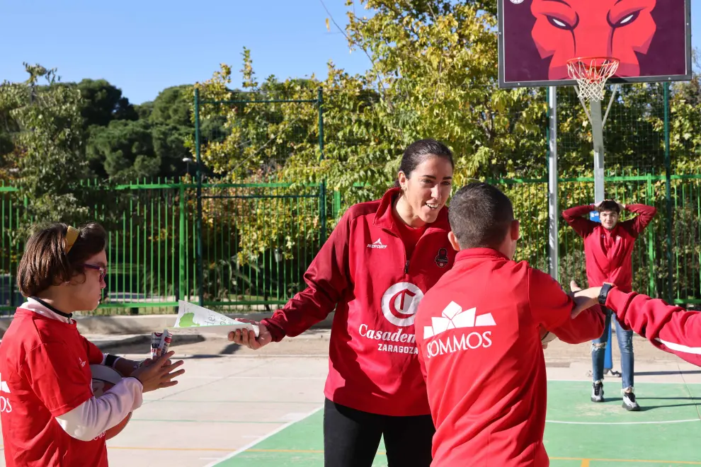 Los alumnos de la Escuela de Baloncesto Adaptado de Atades entrenan con los jugadores del Casdemont Zaragoza