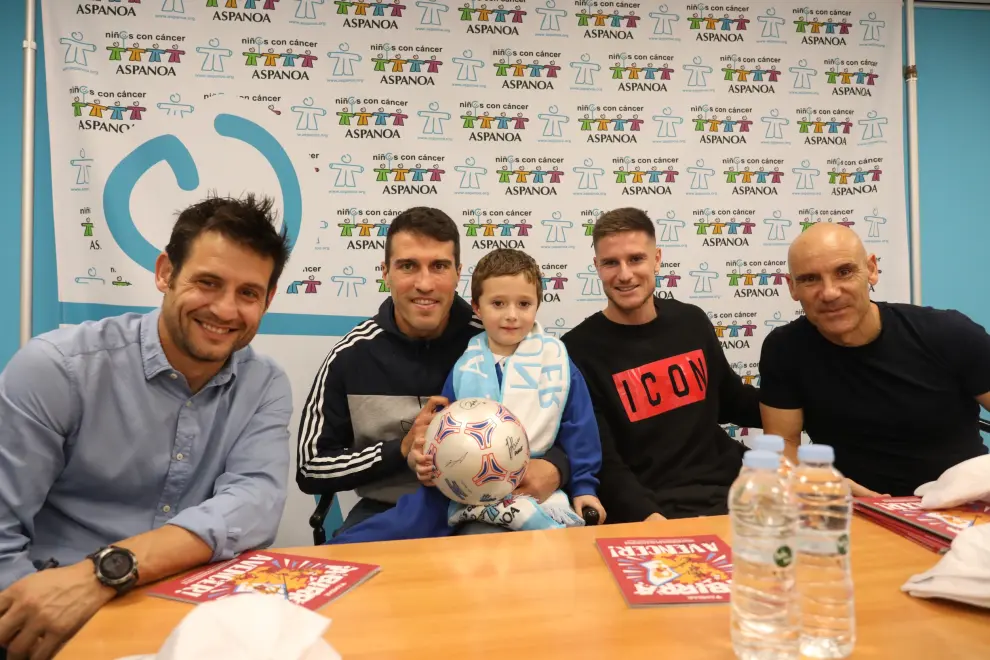 Los jugadores del Real Zaragoza, con los niños de Aspanoa