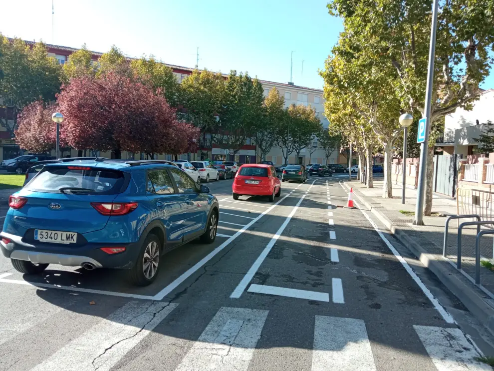 Obras de construcción de los nuevos tramos de carril bici de Huesca, que sumarán 4,3 kilómetros más a la red de 12,5 ya existente.