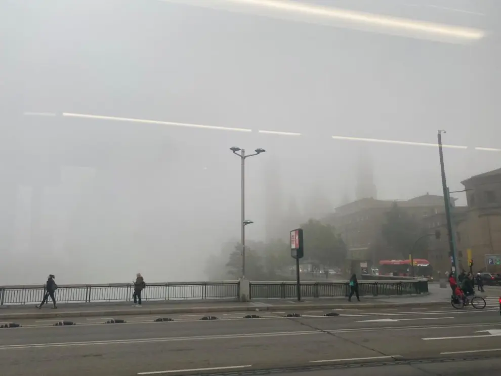 La Basílica del Pilar ha amanecido cubierta por la niebla.