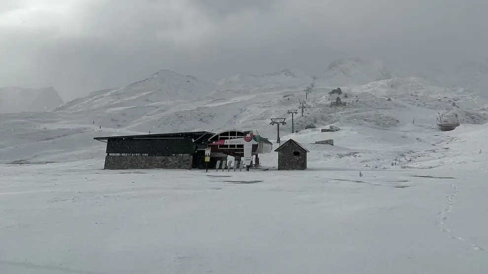 Así ha amanecido la estación de esquí de Formigal este sábado, 19 de noviembre.
