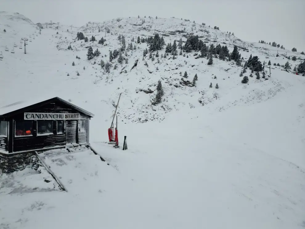 Candanchú, Astún y los centros del grupo Aramón han amanecido este martes con una nueva capa de entre 10 y 20 cm de nieve.