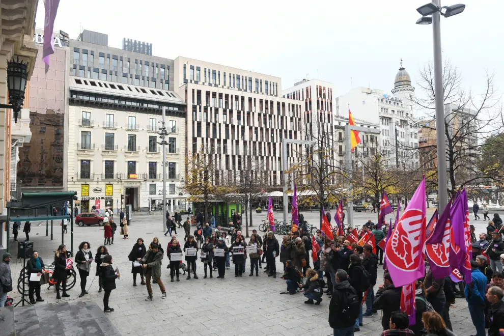 En la plaza de España de Zaragoza se han concentrado representantes sindicales contra la violencia de género.