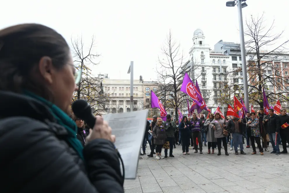 En la plaza de España de Zaragoza se han concentrado representantes sindicales contra la violencia de género.