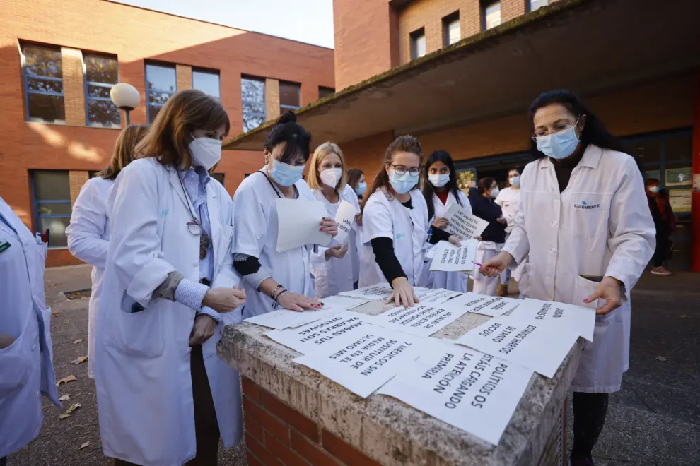 Concentración de médicos en el centro de salud de La Jota, en Zaragoza