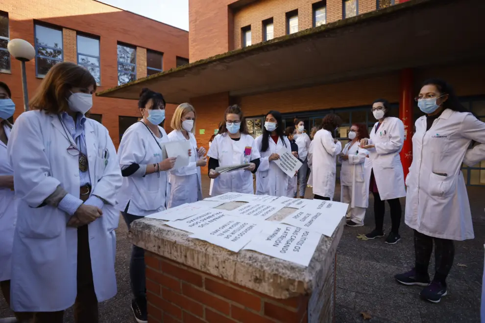 Concentración de médicos en el centro de salud de La Jota, en Zaragoza
