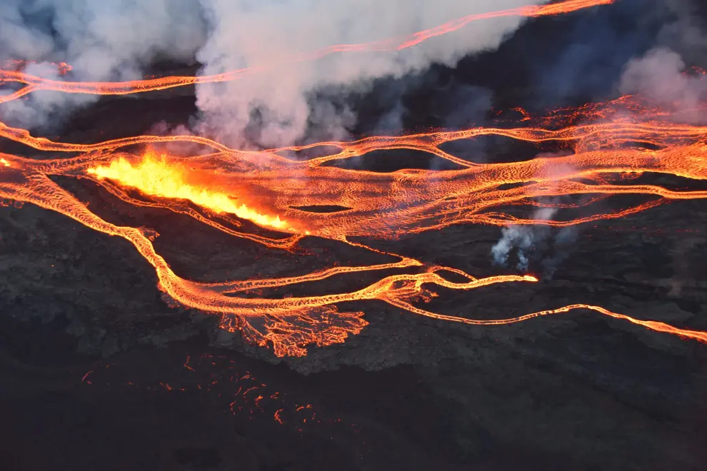 A satellite image shows lava flowing from Hawaii's Mauna Loa Volcano in Hawaii, U.S. November 28, 2022. Maxar Technologies/Handout via REUTERS    THIS IMAGE HAS BEEN SUPPLIED BY A THIRD PARTY. NO RESALES. NO ARCHIVES. MANDATORY CREDIT. MUST NOT OBSCURE LOGO     TPX IMAGES OF THE DAY HAWAII-VOLCANO/SATELLITE-IMAGES