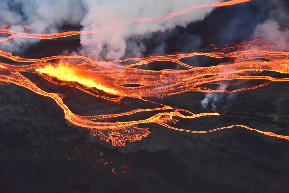 Fotos de la espectacular erupción del Mauna Loa de Hawái, el volcán más grande del mundo