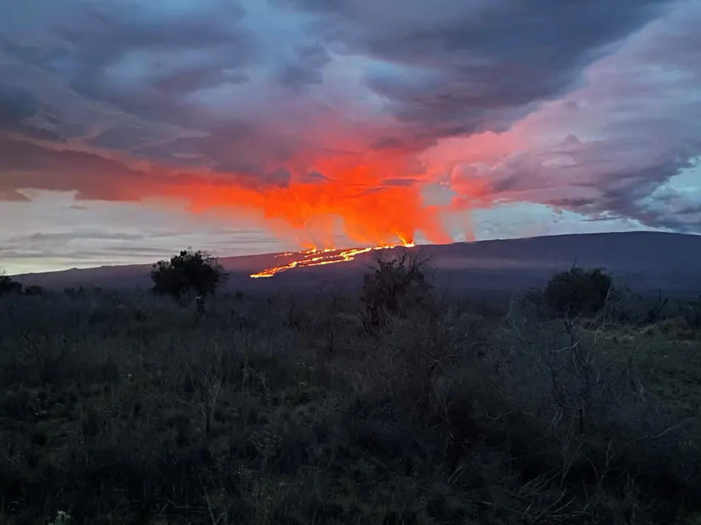 Lava flows moving northeast downslope of Mauna Loa volcano from the Northeast Rift Zone eruption, in Hawaii, U.S. November 29, 2022. USGS/David Fee/Handout via REUTERS    THIS IMAGE HAS BEEN SUPPLIED BY A THIRD PARTY HAWAII-VOLCANO/ERUPTION