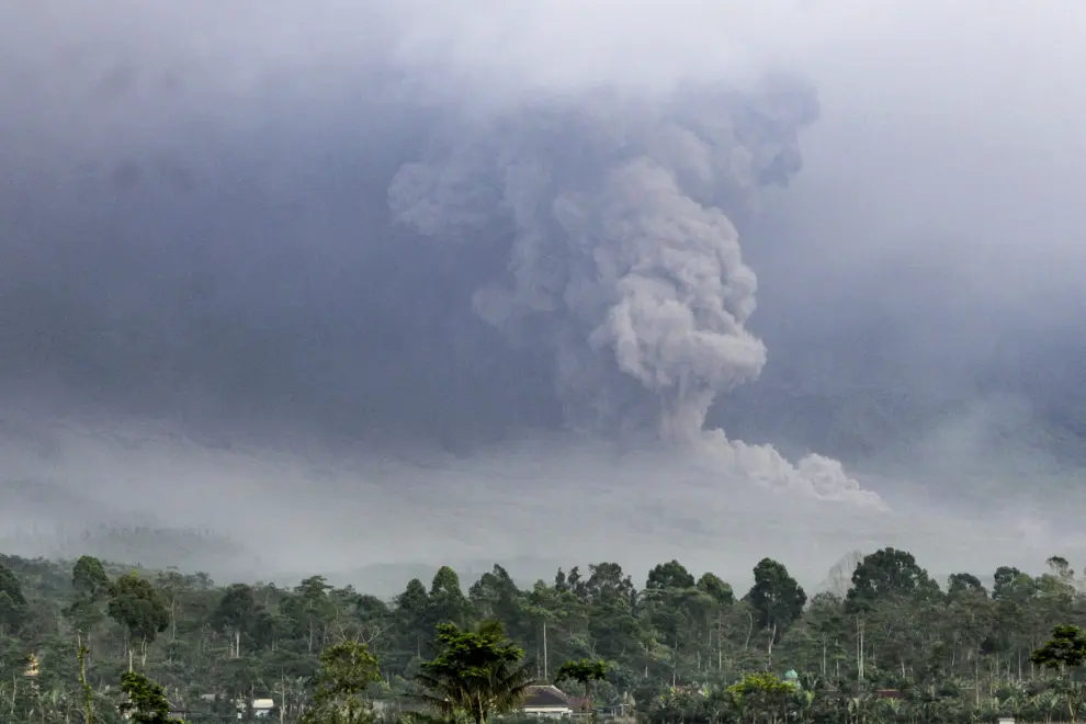 Espectacular erupción del volcán Semeru en la isla de Java en Indonesia