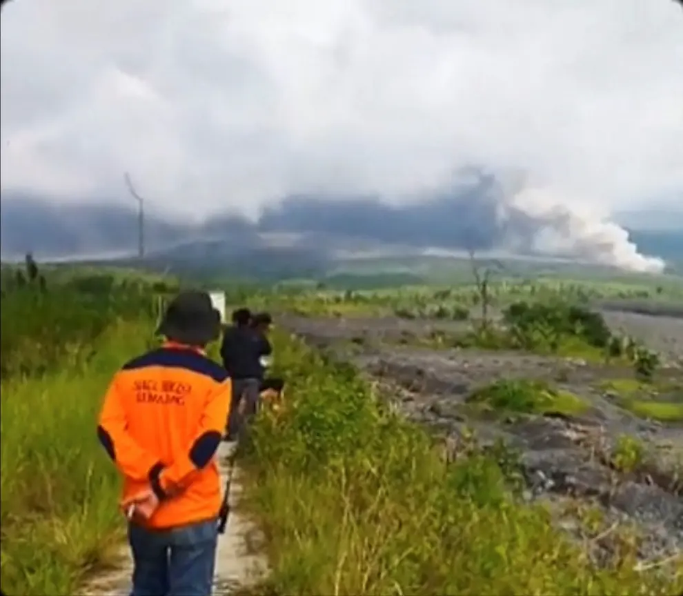 Espectacular erupción del volcán Semeru en la isla de Java en Indonesia