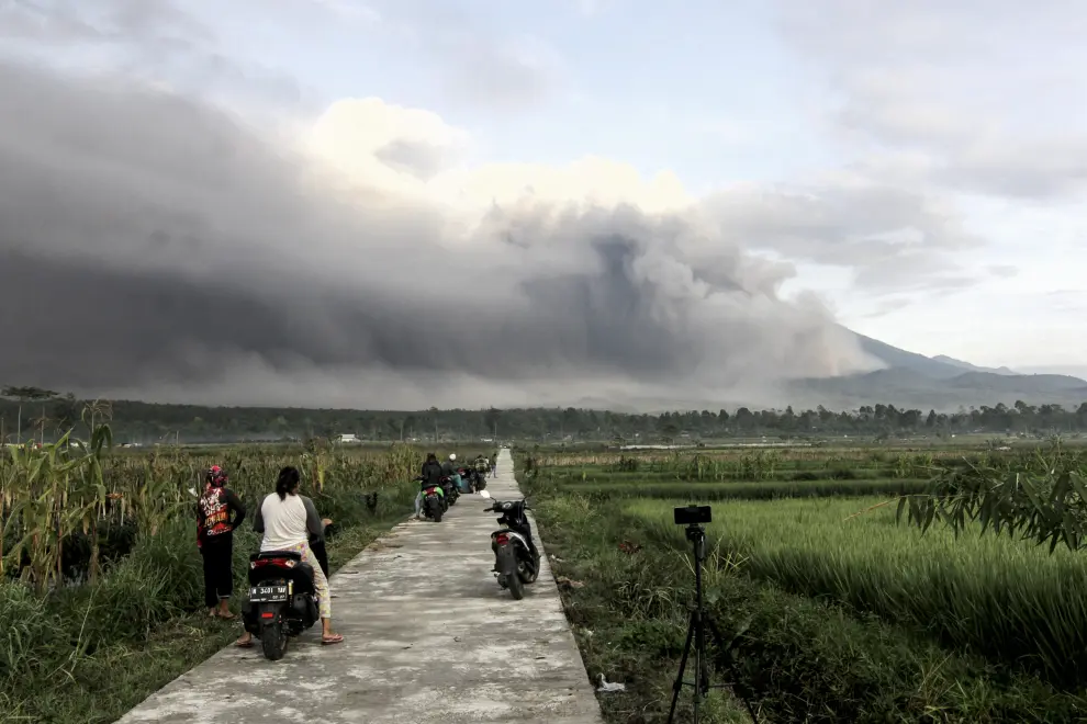 People look on as volcanic ash fills the sky during an eruption of the Semeru volcano in Lumajang, East Java Province, Indonesia December 4, 2022 in this screen grab obtained from a social media video. Instagram/@Gustiallah Foundation/via REUTERS  THIS IMAGE HAS BEEN SUPPLIED BY A THIRD PARTY. MANDATORY CREDIT. NO RESALES. NO ARCHIVES.  THIS PICTURE WAS PROCESSED BY REUTERS TO ENHANCE QUALITY. AN UNPROCESSED VERSION HAS BEEN PROVIDED SEPARATELY. INDONESIA-VOLCANO/