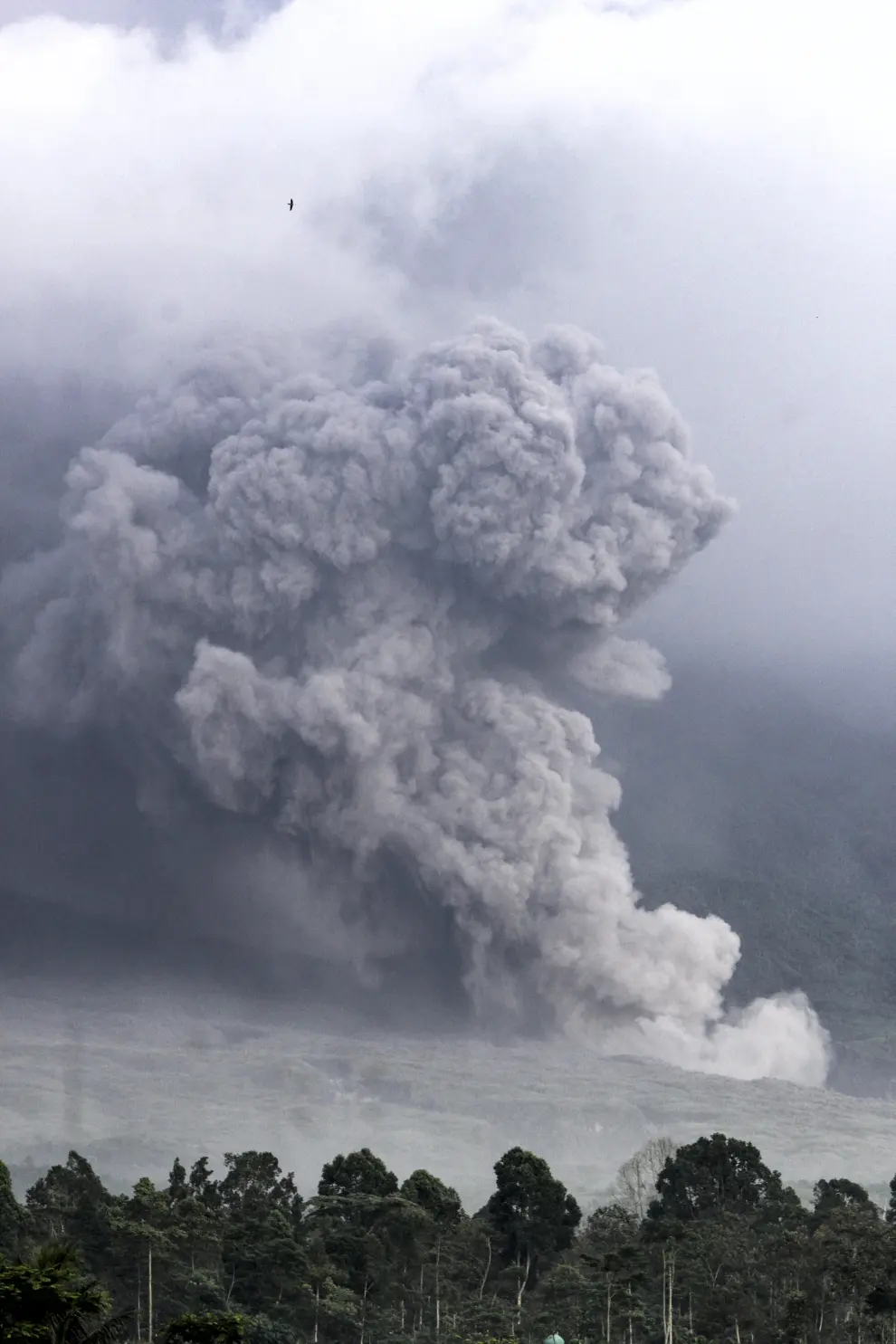 People look on as volcanic ash fills the sky during an eruption of the Semeru volcano in Lumajang, East Java Province, Indonesia December 4, 2022 in this screen grab obtained from a social media video. Instagram/@Gustiallah Foundation/via REUTERS  THIS IMAGE HAS BEEN SUPPLIED BY A THIRD PARTY. MANDATORY CREDIT. NO RESALES. NO ARCHIVES.  THIS PICTURE WAS PROCESSED BY REUTERS TO ENHANCE QUALITY. AN UNPROCESSED VERSION HAS BEEN PROVIDED SEPARATELY. INDONESIA-VOLCANO/