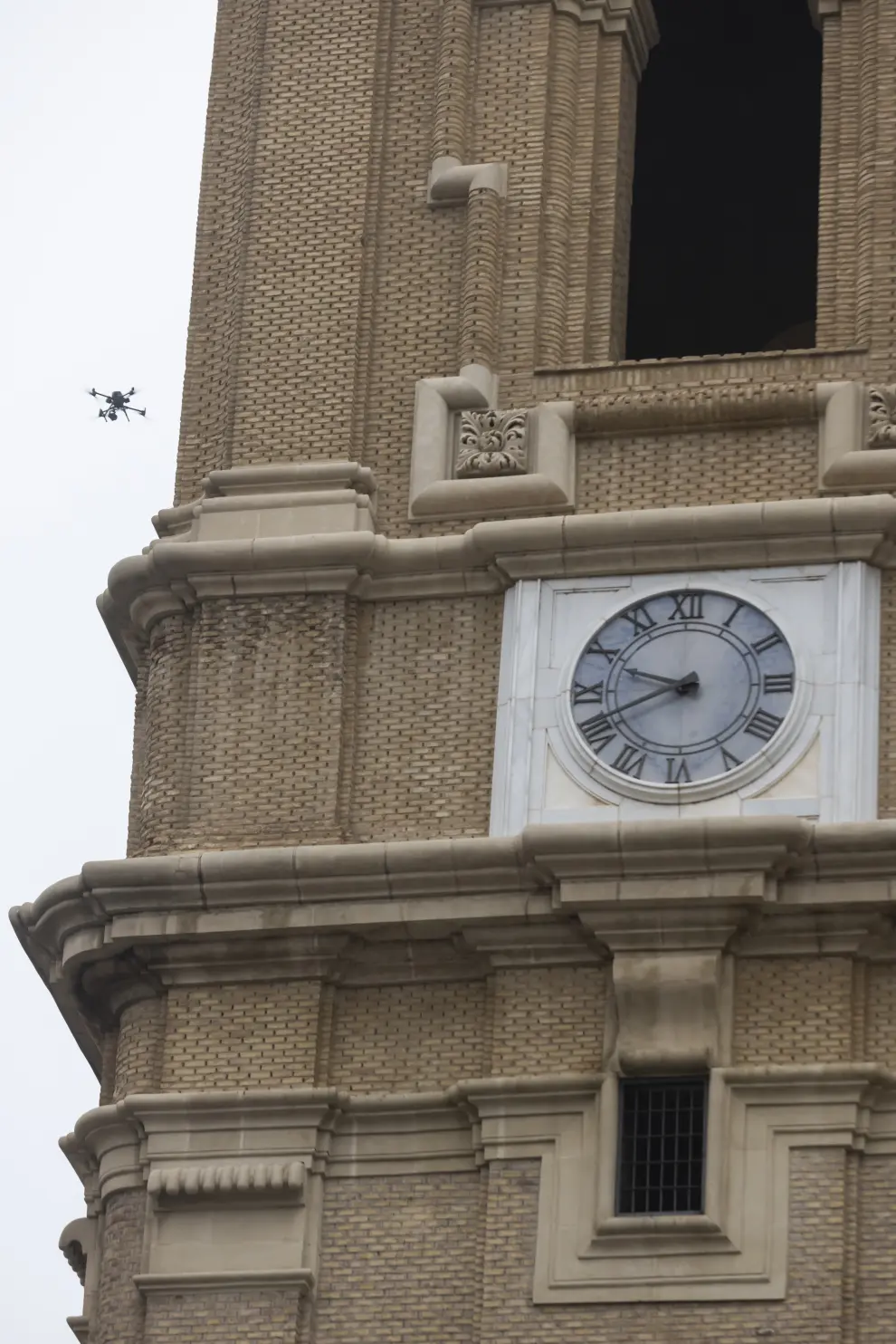 Los Bomberos sobrevuelan con drones las torres del Pilar.