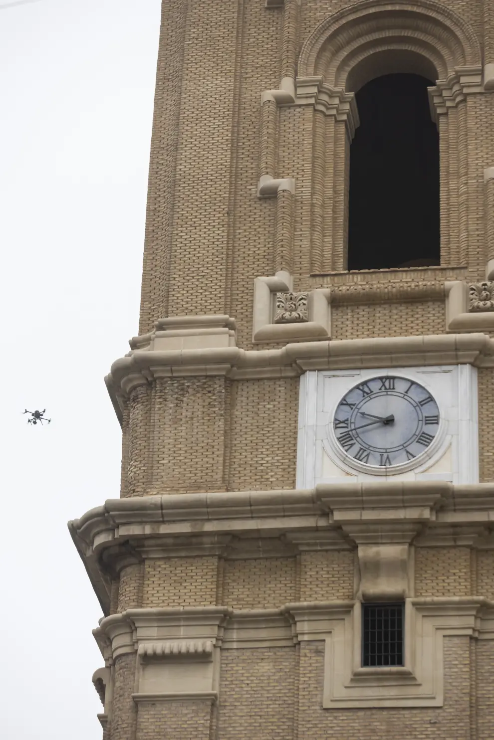 Los Bomberos sobrevuelan con drones las torres del Pilar.