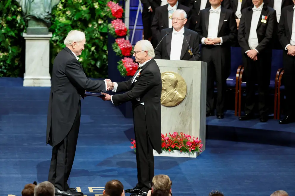 Alain Aspect receives the 2022 Nobel Prize in physics from King Carl Gustaf of Sweden during the Nobel Prize award ceremony at the Concert Hall in Stockholm, Sweden, December 10, 2022. TT News Agency/Christine Olsson via REUTERS      ATTENTION EDITORS - THIS IMAGE WAS PROVIDED BY A THIRD PARTY. SWEDEN OUT. NO COMMERCIAL OR EDITORIAL SALES IN SWEDEN. NOBEL-PRIZE/PHYSICS