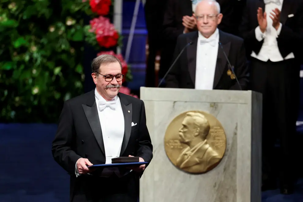 John F. Clauser poses after receiving the 2022 Nobel Prize in physics from King Carl Gustaf of Sweden during the Nobel Prize award ceremony at the Concert Hall in Stockholm, Sweden, December 10, 2022. TT News Agency/Christine Olsson via REUTERS      ATTENTION EDITORS - THIS IMAGE WAS PROVIDED BY A THIRD PARTY. SWEDEN OUT. NO COMMERCIAL OR EDITORIAL SALES IN SWEDEN. NOBEL-PRIZE/PHYSICS